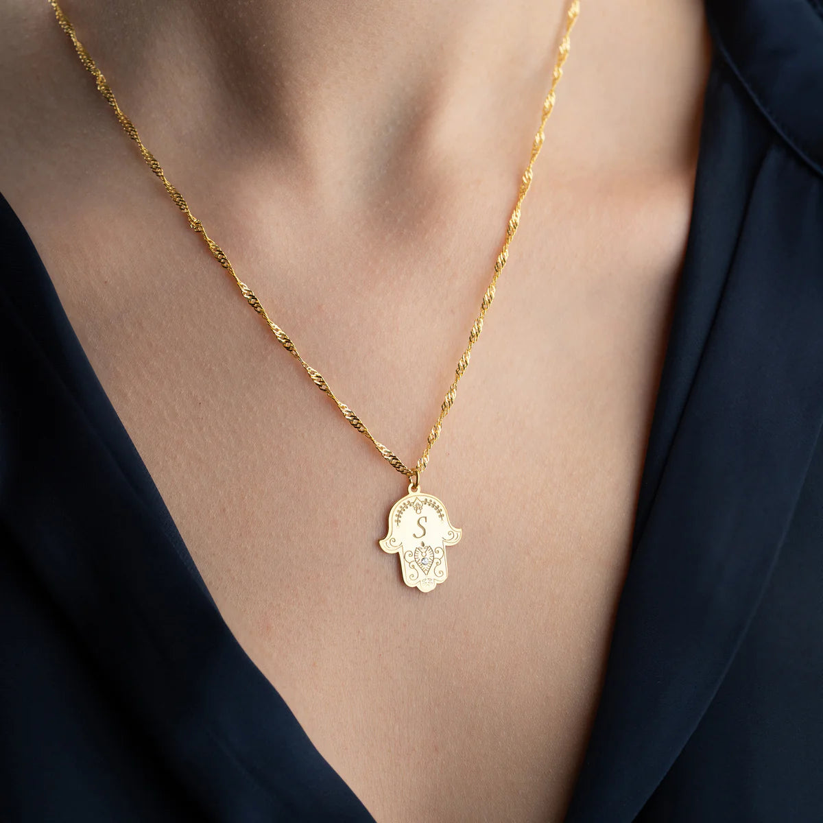 FATIMAS HAND MIT WUNSCHBUCHSTABE